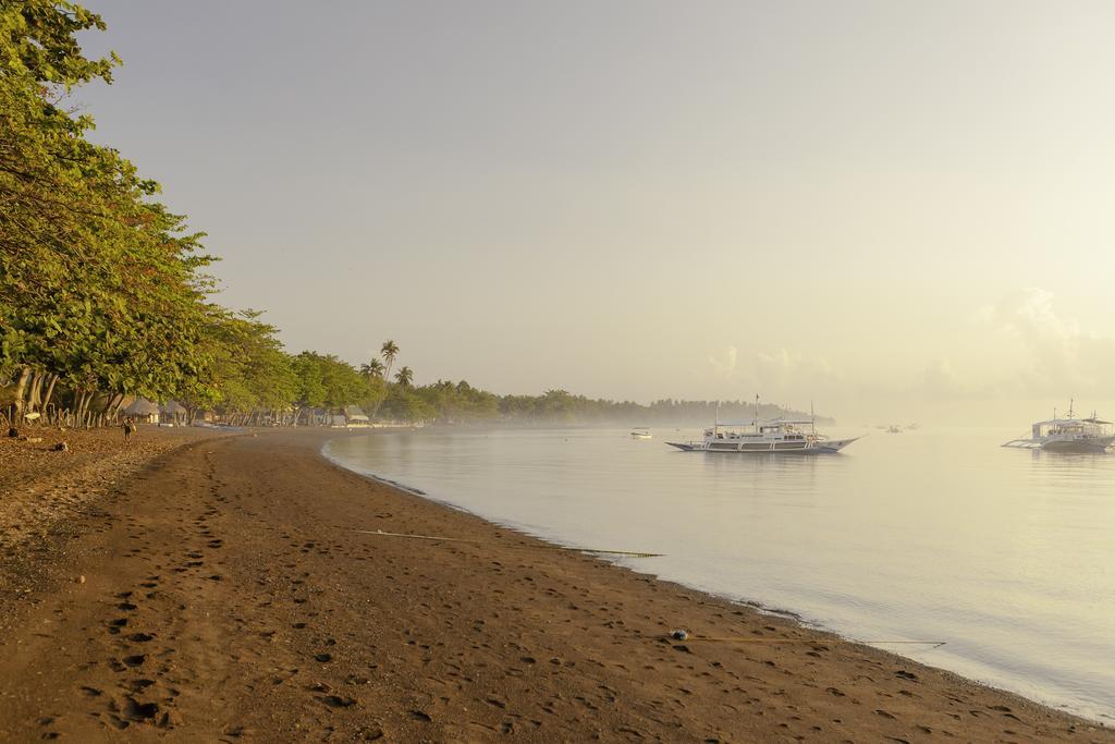 Mike'S Dauin Dive Resort Exterior photo